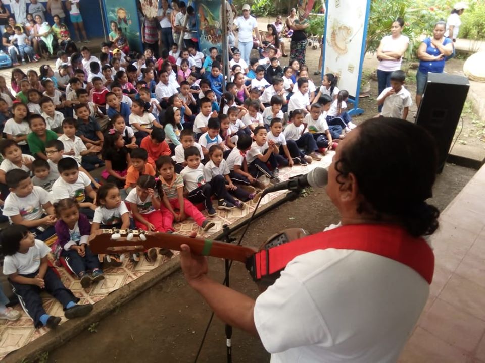 (LPN, 2019) Mario Montenegro canta a niños y niñas en un Festival de Lectura realizado por Libros para Niños en un barrio de Managua.