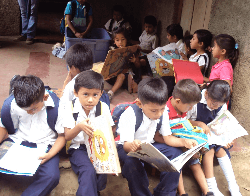 La voz de los lectores:   Niños que nos cuentan sus experiencias en los rincones y puestos de lectura de Libros para Niño