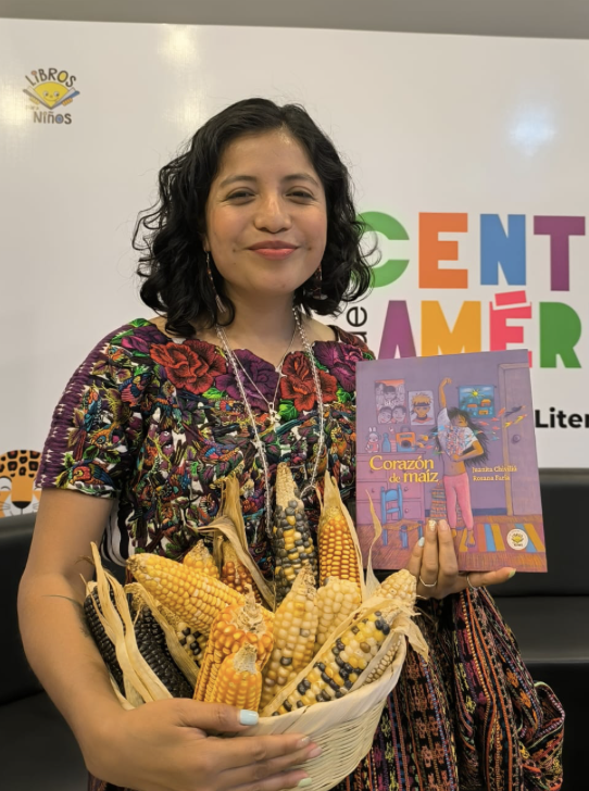 Juanita Chiviliú destaca que en lo cotidiano habitan verdaderas reliquias literarias y subraya la necesidad de preservar la tradición oral mediante la escritura: “Si no lo hacemos, corremos el riesgo de perder la memoria comunitaria.”